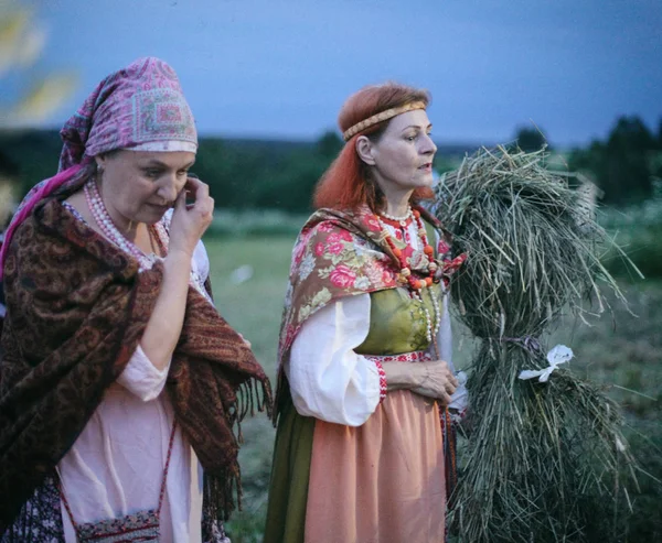Vologda, 2 Temmuz 2018, gece. Ivan gün yıkanmış, yerliler vermek söylemek.
