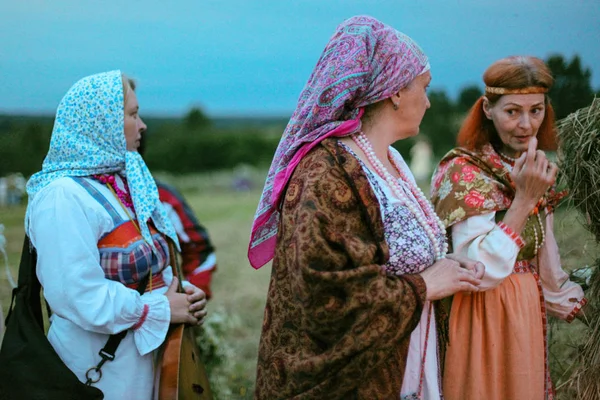 Vologda, 2 Temmuz 2018, gece. Ivan gün yıkanmış, yerliler vermek söylemek.