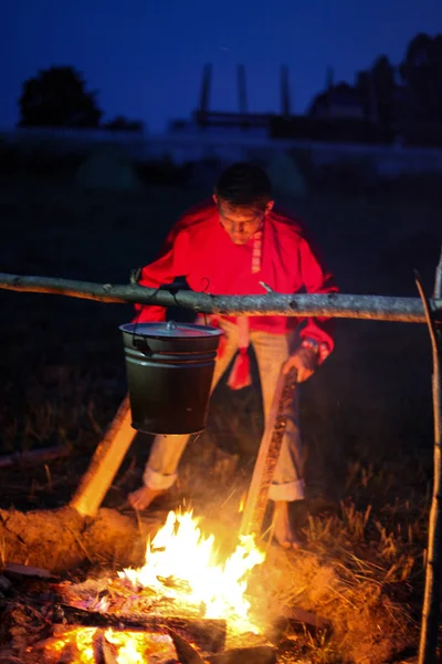 ヴォログダ 2018年 月年イヴァンお風呂の日 男は火のそばに座るし バケツでお茶を沸騰 — ストック写真