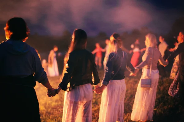 Vologda, Temmuz 2018, Ivan banyo günü. İnsanlar dans ateşi etrafında.