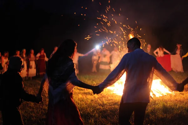 Vologda, Temmuz 2018, Ivan banyo günü. İnsanlar dans ateşi etrafında.