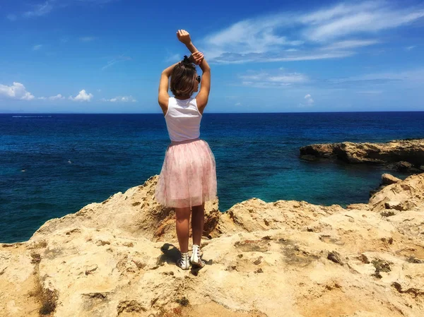 Kıbrıs, Mayıs 2018, Protaras. Deniz kıyısı buzlu bir kız, çok güzel eteği, Rüzgar esiyor