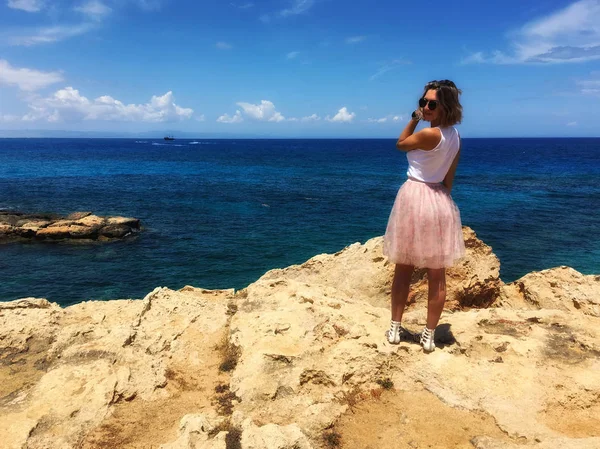 Chipre Mayo 2018 Protaras Una Chica Orilla Del Mar Las — Foto de Stock