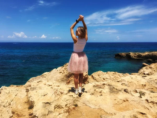 Kıbrıs, Mayıs 2018, Protaras. Deniz kıyısı buzlu bir kız, çok güzel eteği, Rüzgar esiyor