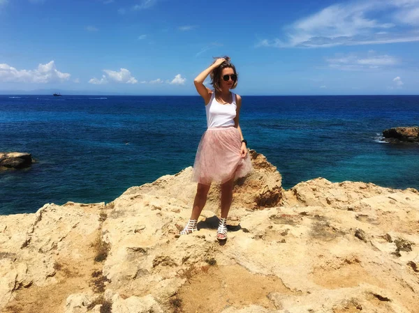 Kıbrıs, Mayıs 2018, Protaras. Deniz kıyısı buzlu bir kız, çok güzel eteği, Rüzgar esiyor