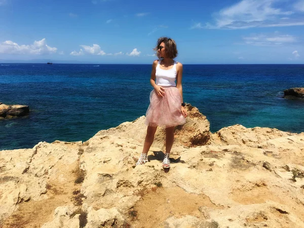 Kıbrıs, Mayıs 2018, Protaras. Deniz kıyısı buzlu bir kız, çok güzel eteği, Rüzgar esiyor