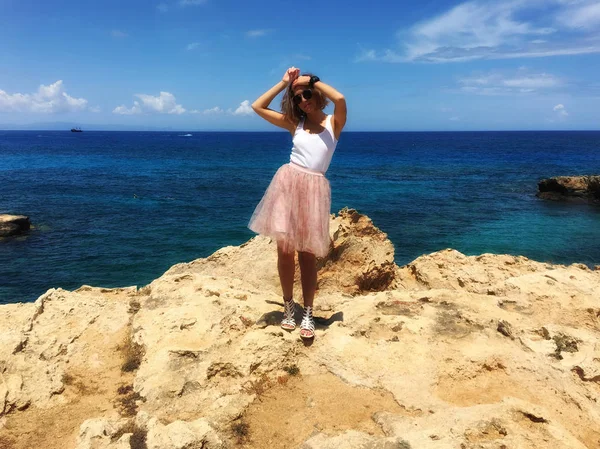Chipre Mayo 2018 Protaras Una Chica Orilla Del Mar Las — Foto de Stock