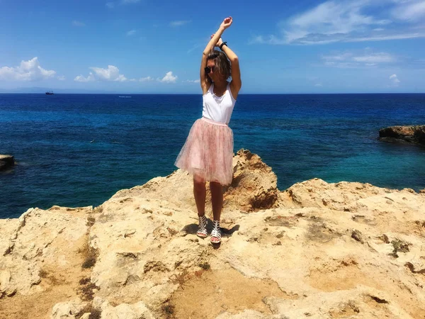 Kıbrıs, Mayıs 2018, Protaras. Deniz kıyısı buzlu bir kız, çok güzel eteği, Rüzgar esiyor