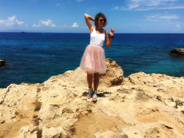 Kıbrıs, Mayıs 2018, Protaras. Deniz kıyısı buzlu bir kız, çok güzel eteği, Rüzgar esiyor