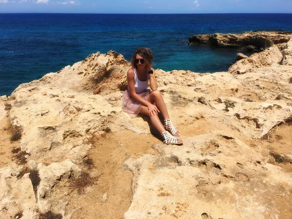 Kıbrıs, Mayıs 2018, Protaras. Deniz kıyısı buzlu bir kız, çok güzel eteği, Rüzgar esiyor