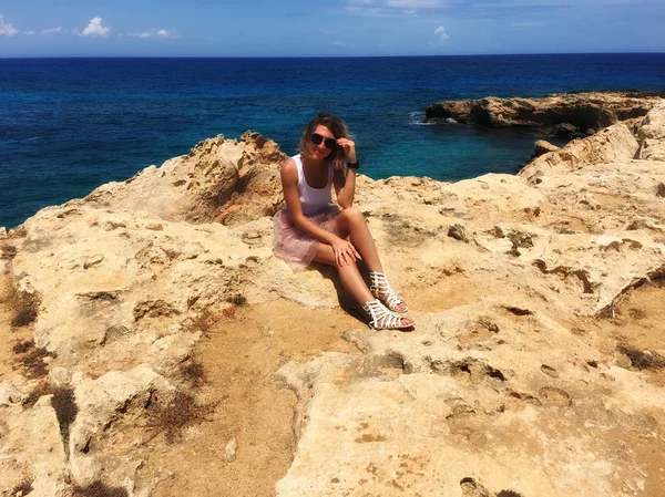 Kıbrıs, Mayıs 2018, Protaras. Deniz kıyısı buzlu bir kız, çok güzel eteği, Rüzgar esiyor