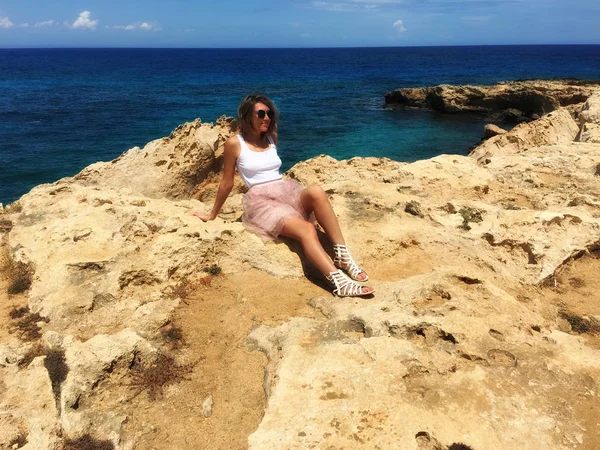 Kıbrıs, Mayıs 2018, Protaras. Deniz kıyısı buzlu bir kız, çok güzel eteği, Rüzgar esiyor