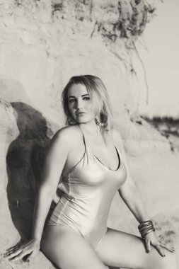 Kız kum üzerinde poz mayo