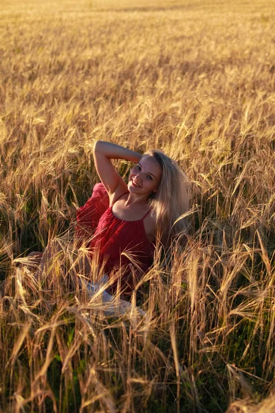 Blond Girl Wheat Field Sunset — Stock Photo, Image