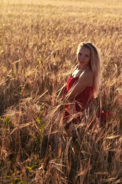 Blond Dívka Pšeničné Pole Při Západu Slunce — Stock fotografie