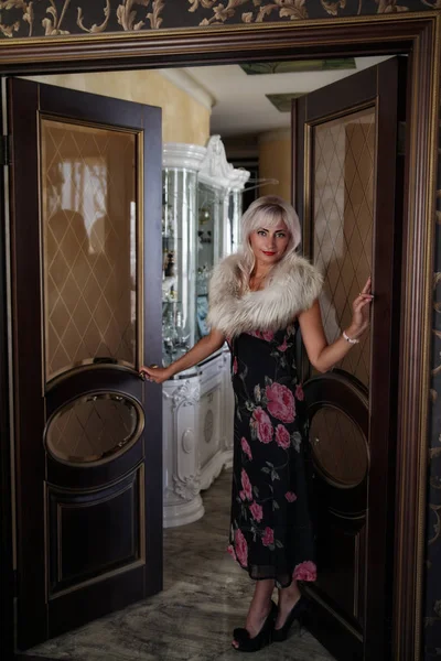 Girl Beautiful Dress Fur Cape Enters Door — Stock Photo, Image