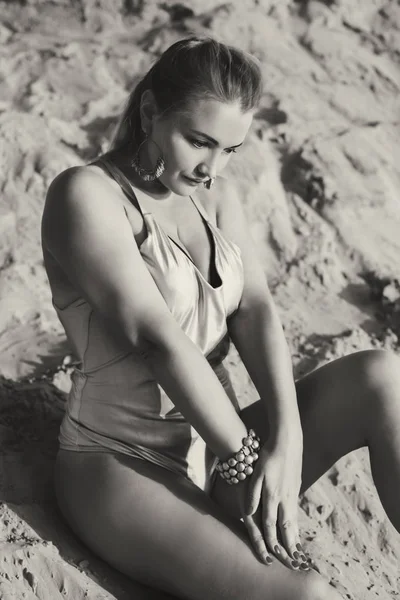 Mädchen Badeanzug Posiert Auf Sand — Stockfoto