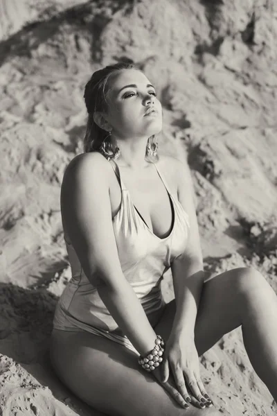 Kız Kum Üzerinde Poz Mayo — Stok fotoğraf