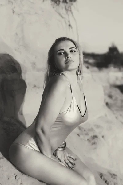 Dziewczyna Stroju Kąpielowym Pozowanie Piasku — Zdjęcie stockowe