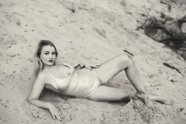 Mädchen Badeanzug Posiert Auf Sand — Stockfoto