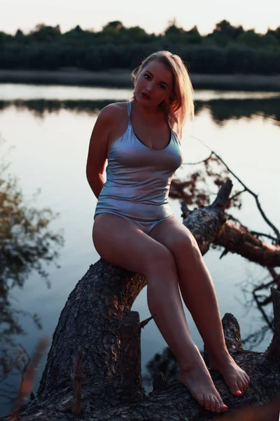 Das Mädchen Posiert Einem Badeanzug Mit Einem Umgestürzten Baum Dessen — Stockfoto