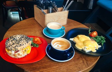 bir kafede iki kişilik kahvaltı