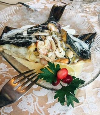 deniz ürünleri ile balık yemek