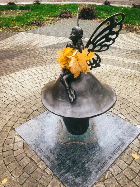 Października 2017 Kaliningrad Pomnik Bajki Rękach Baśniowy Bukiet Żółty Klon — Zdjęcie stockowe