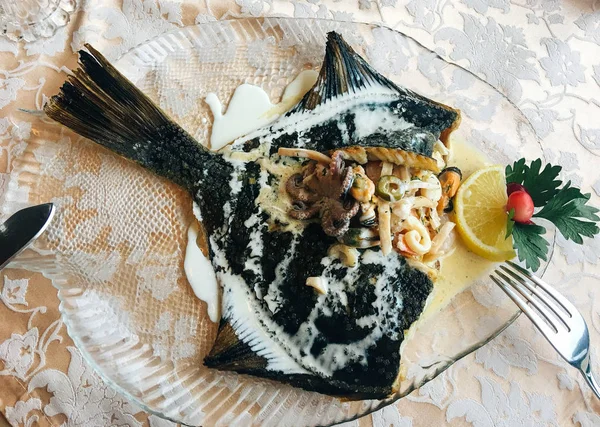 Hidangan Ikan Dengan Makanan Laut — Stok Foto