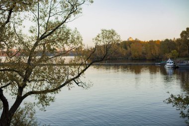 Cityscape alacakaranlıkta Nehri üzerinde gün batımı