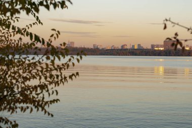 Cityscape alacakaranlıkta Nehri üzerinde gün batımı