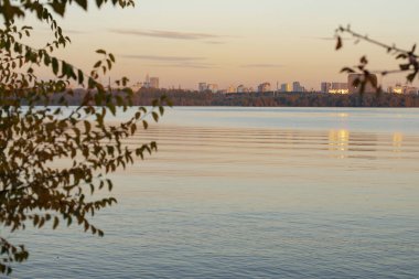 Cityscape alacakaranlıkta Nehri üzerinde gün batımı