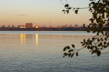 Cityscape alacakaranlıkta Nehri üzerinde gün batımı