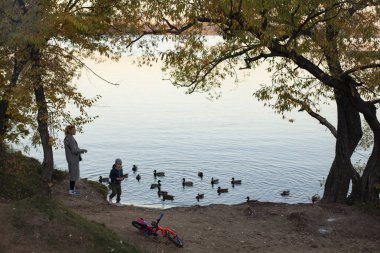 Anne ve çocuk Nehri üzerinde ördek besleme