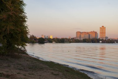 Cityscape alacakaranlıkta Nehri üzerinde gün batımı