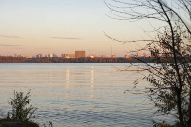 Cityscape alacakaranlıkta Nehri üzerinde gün batımı