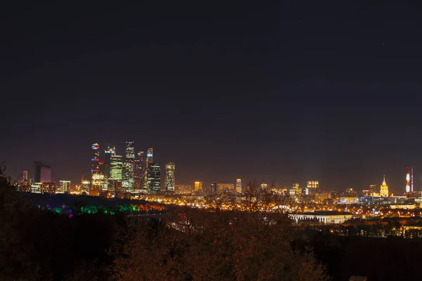 夜の街の風景 夜のモスクワ市 明るいライトが付いている都市の美しい景色 — ストック写真