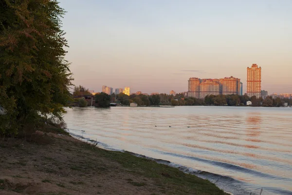 Cityscape alacakaranlıkta Nehri üzerinde gün batımı