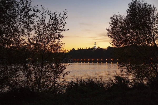 黄昏时的城市景观 河上的夕阳 离开教堂的另一边 — 图库照片