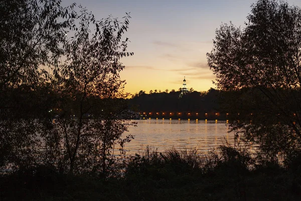 Stadtbild Der Abenddämmerung Sonnenuntergang Über Dem Fluss Auf Der Anderen — Stockfoto