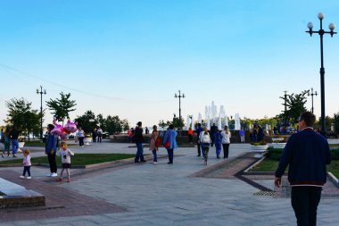 15 Eylül 2018, Yaroslavl. Ok. Çeşmeler, anıtlar, güzel sahil boyunca insanlar yürüyüş