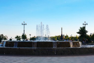 15 Eylül 2018, Yaroslavl. Ok. Çeşmeler, anıtlar, güzel sahil boyunca insanlar yürüyüş