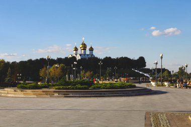 15 Eylül 2018, Yaroslavl. Ok. Çeşmeler, anıtlar, güzel sahil boyunca insanlar yürüyüş