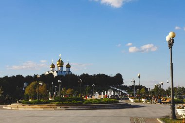 15 Eylül 2018, Yaroslavl. Ok. Çeşmeler, anıtlar, güzel sahil boyunca insanlar yürüyüş