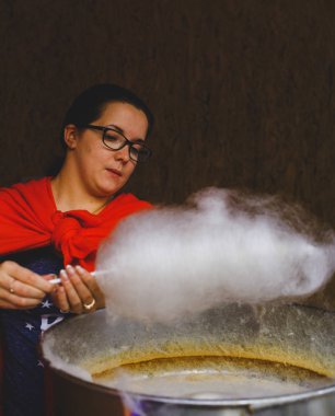 15 Eylül 2018 Yaroslavl. Sahildeki Park. Pamuk şeker kız hazırlar