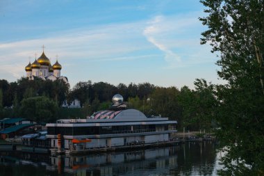 15 Eylül 2018 Yaroslavl, kilise ve kulübü river view arasında 