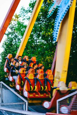 15 Eylül 2018 Yaroslavl. Eğlence Parkı, insanlarla cazibe üzerinde yolculuk.