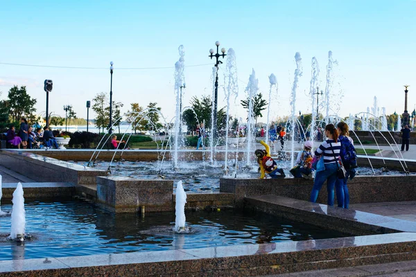 September 2018 Jaroslawl Pfeil Brunnen Denkmäler Menschen Spazieren Entlang Der — Stockfoto