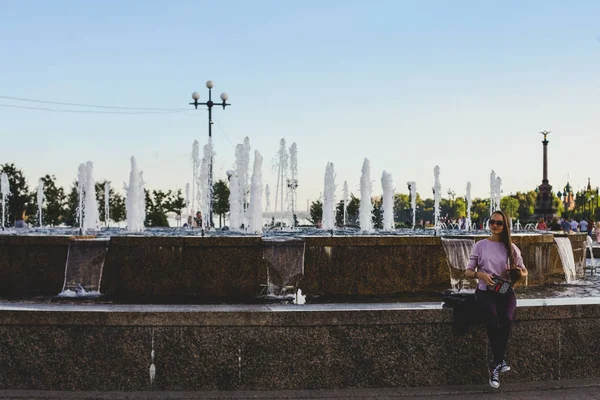 15 Eylül 2018, Yaroslavl. Ok. Çeşmeler, anıtlar, güzel sahil boyunca insanlar yürüyüş