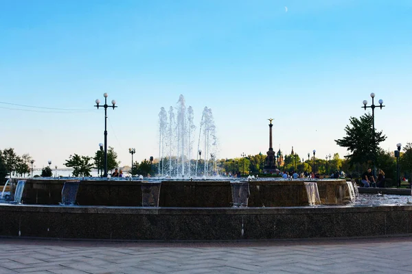 September 2018 Yaroslavl Arrow Fountains Monuments People Walk Beautiful Promenade — Stock Photo, Image